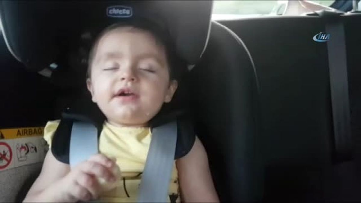 İnci Bebek Hem Uyuyor, Hem de Elma Yiyor