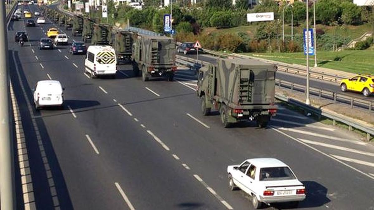 İstanbul'daki Büyük Askeri Konvoy Vatandaşları Şaşkına Çevirdi