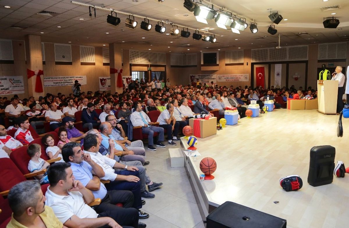 Kağıthane Belediyesi'nden Yeni Sezon Öncesi Spora Dev Destek