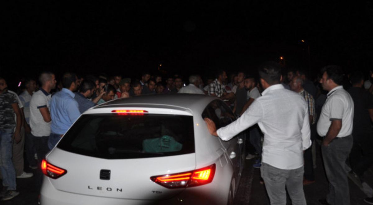Karayolunu 2 Saat Trafiğe Kapattılar, Kaçmaya Çalışan Sürücüyü Linç Etmeye Kalktılar