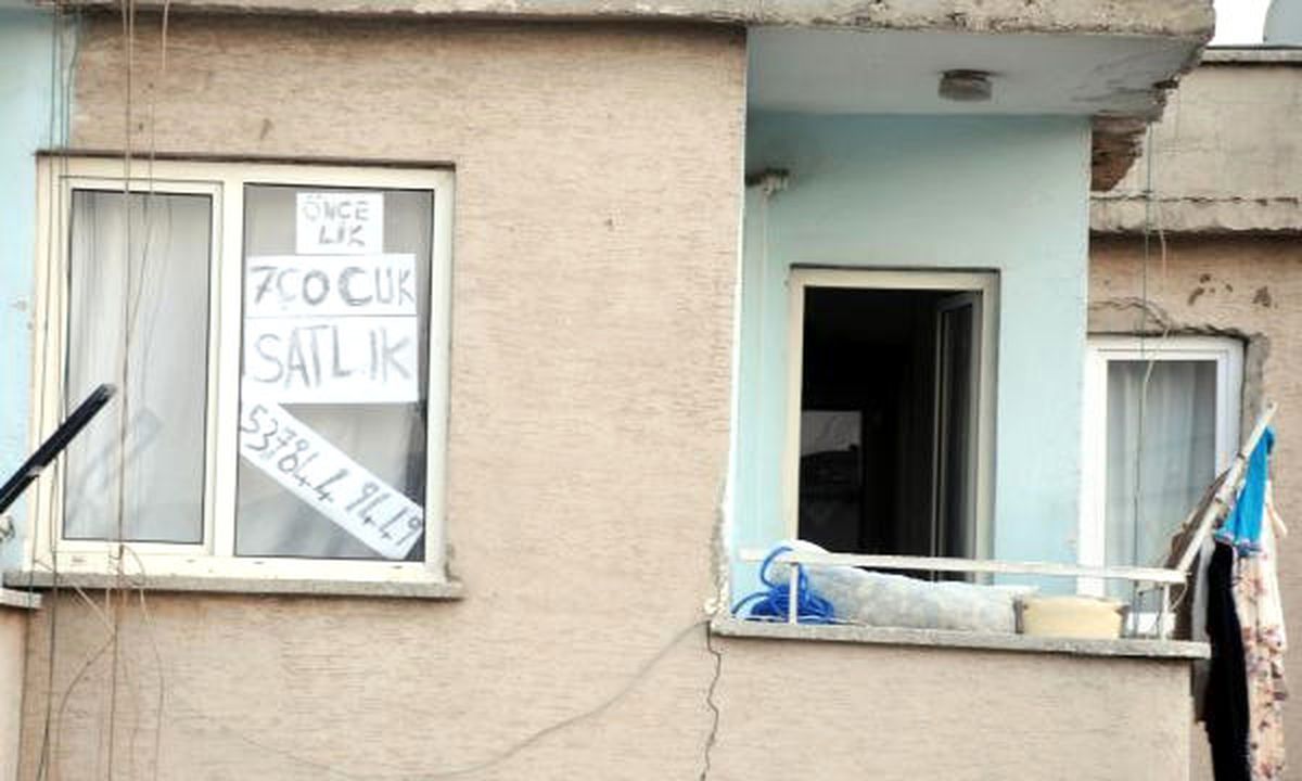 Komşusuna Kızdı, Evini 7 Çocuklu Aileye Satılığa Çıkardı