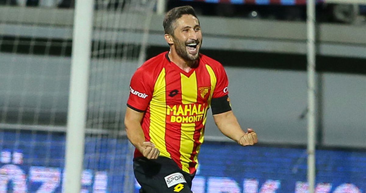 Sabri Sarıoğlu'nun Trabzonspor Maçı Performansı, Sosyal Medyada Olay Yarattı