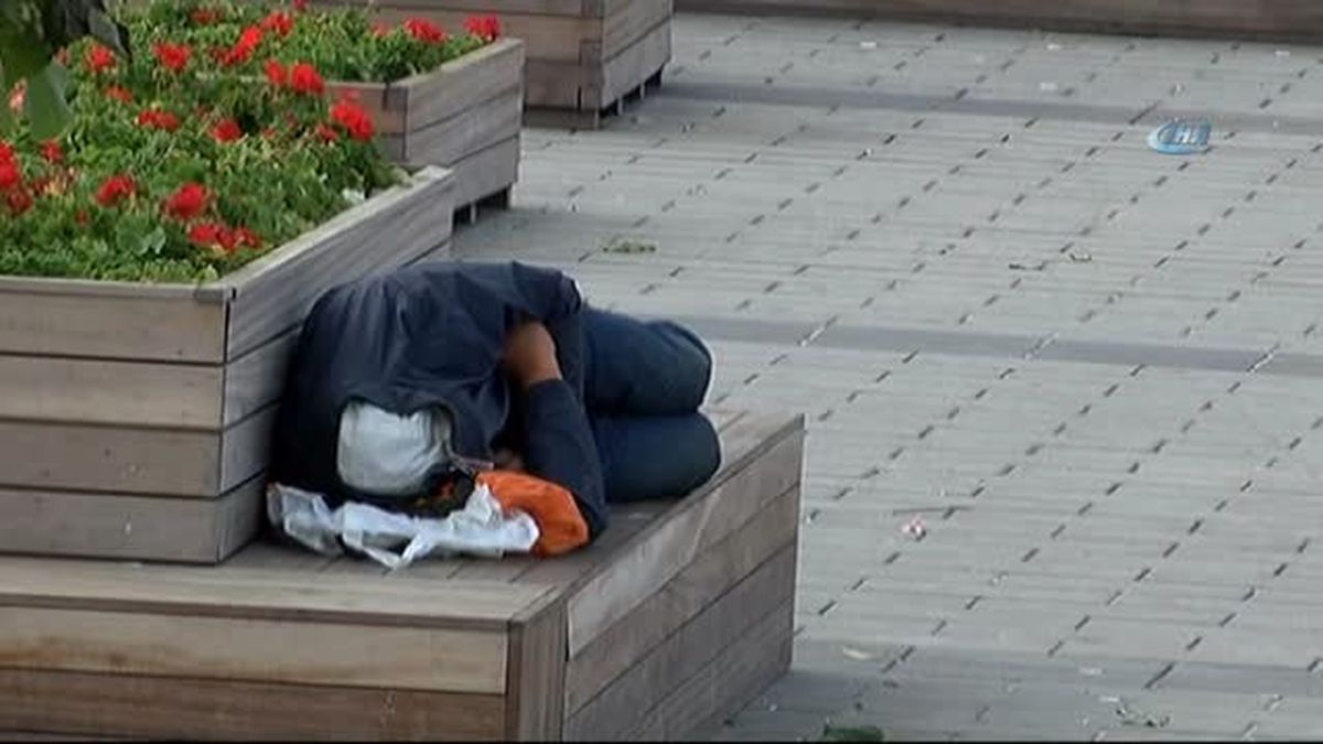 Taksim Meydanı'nı Yatakhaneye Çevirdiler