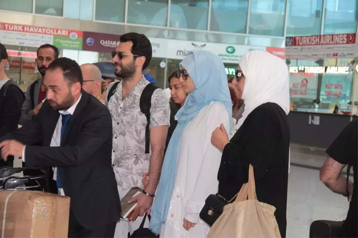 Ünlü Oyuncu Murat Yıldırım, Faslı Eşi ile Kutsal Topraklara Gitti