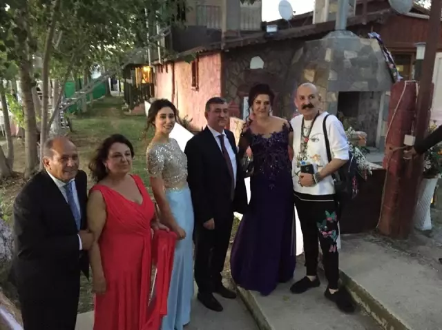Cemil İpekçi, Kızım Dediği Azra Akın'ın Düğününde Döktürdü Cemil İpekçi, Kızım Dediği Azra Akın'ın Düğününde Döktürdü