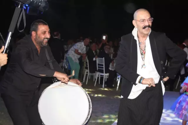 Cemil İpekçi, Kızım Dediği Azra Akın'ın Düğününde Döktürdü Cemil İpekçi, Kızım Dediği Azra Akın'ın Düğününde Döktürdü