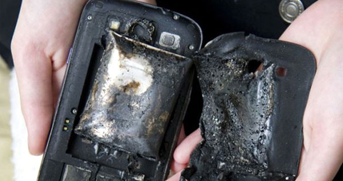 Konuşarak Yolda Yürüyordu, Cep Telefonu Bomba Gibi Patladı!