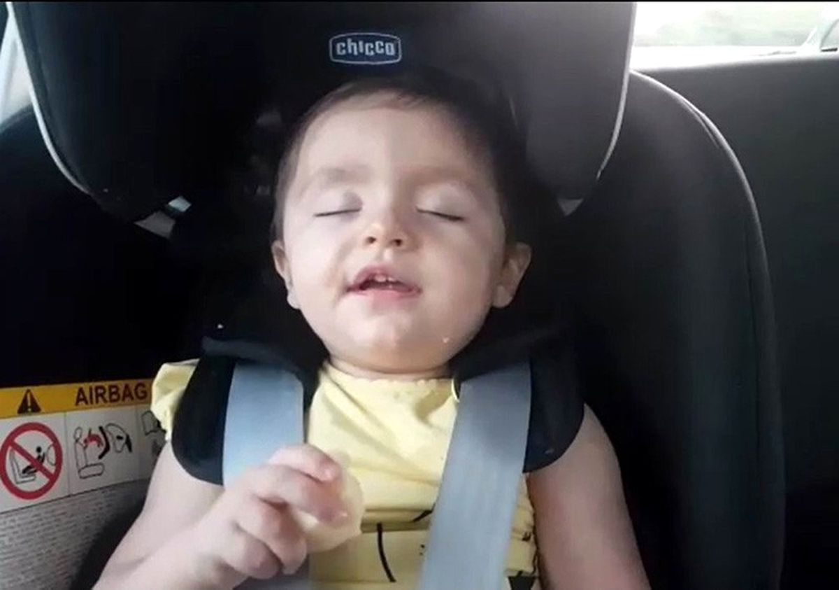 İnci Bebek Hem Uyuyor, Hem de Elma Yiyor