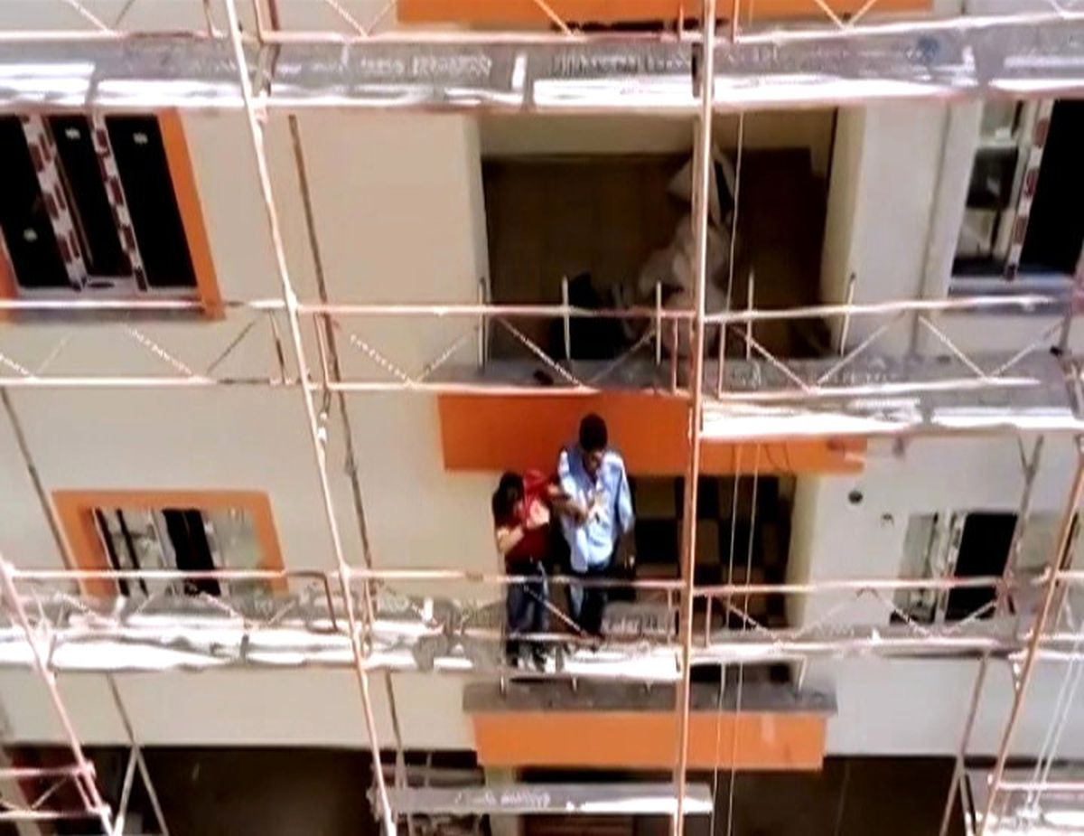 Yer: Adıyaman! İnşaat İşçileri İskele Üzerinde Halay Çekti