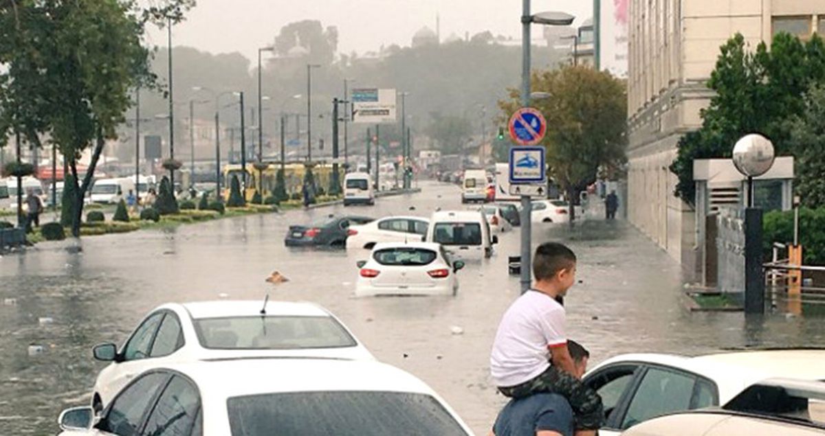 İstanbul'daki Şiddetli Yağmurda Eminönü ve Beşiktaş'ta Denizle Kara Birleşti