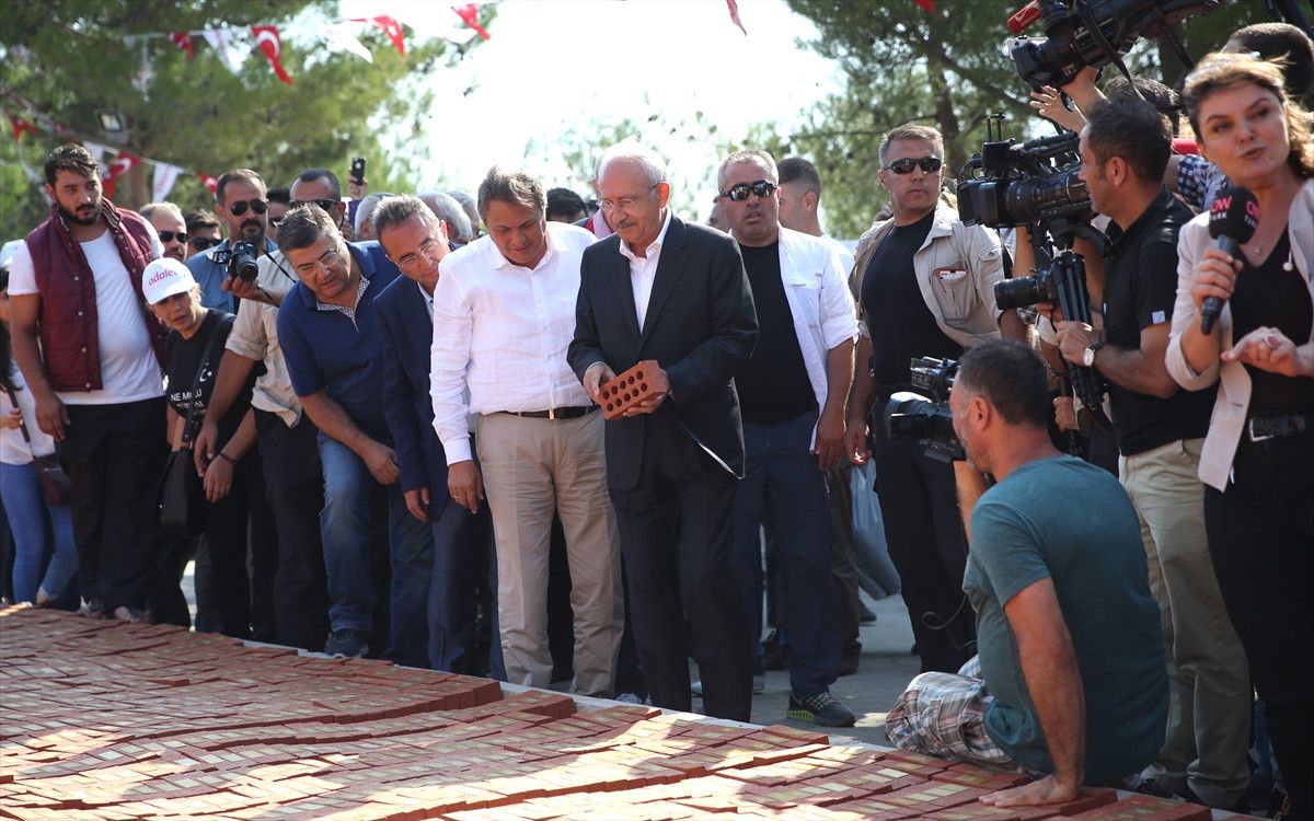 Kemal Kılıçdaroğlu'na Takdim Edilen Plakette Soyadı Yanlış Yazıldı