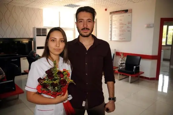 Sağlık Merkezinde Hemşire Kız Arkadaşına 'Anonsla' Evlilik Teklif Etti