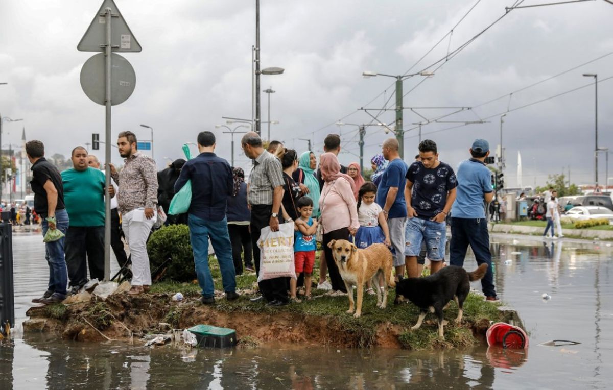 Sular Altında Kalan Eminönü'nden Tarihe Geçecek Fotoğraflar Geldi