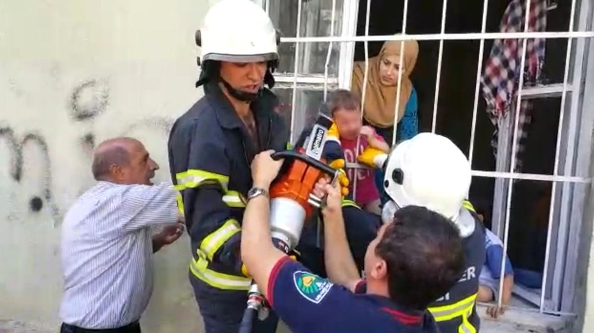 Malatya'da 2 Yaşındaki Çocuk Pencerenin Demirliklerine Sıkıştı