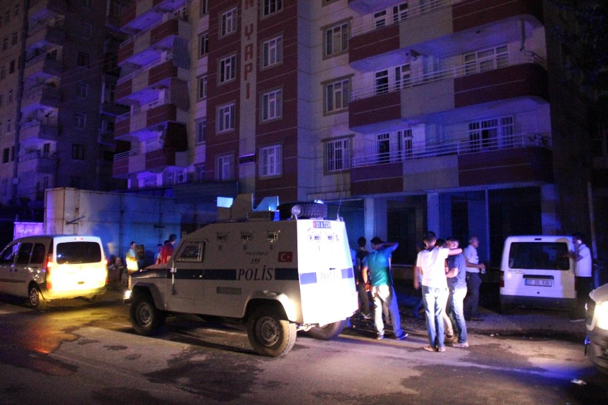 Diyarbakır'da Yangına Müdahale Eden İtfaiye Erlerine Saldırdılar