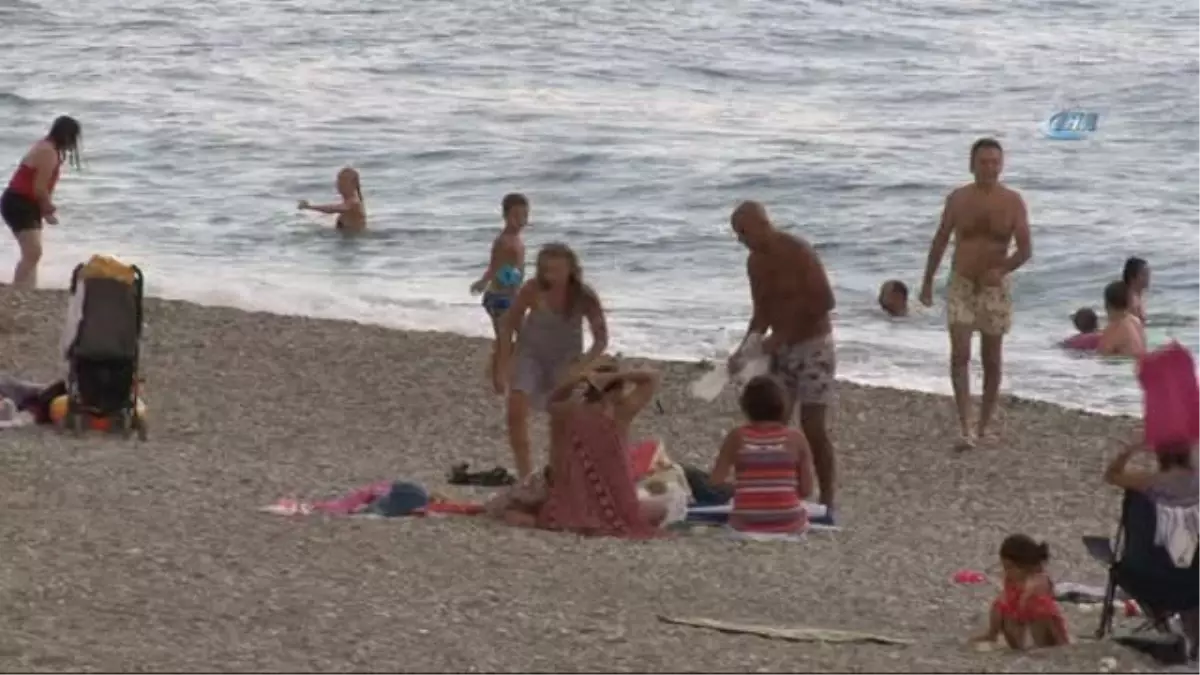Antalya'da Tatilcilere Yağmur Sürprizi