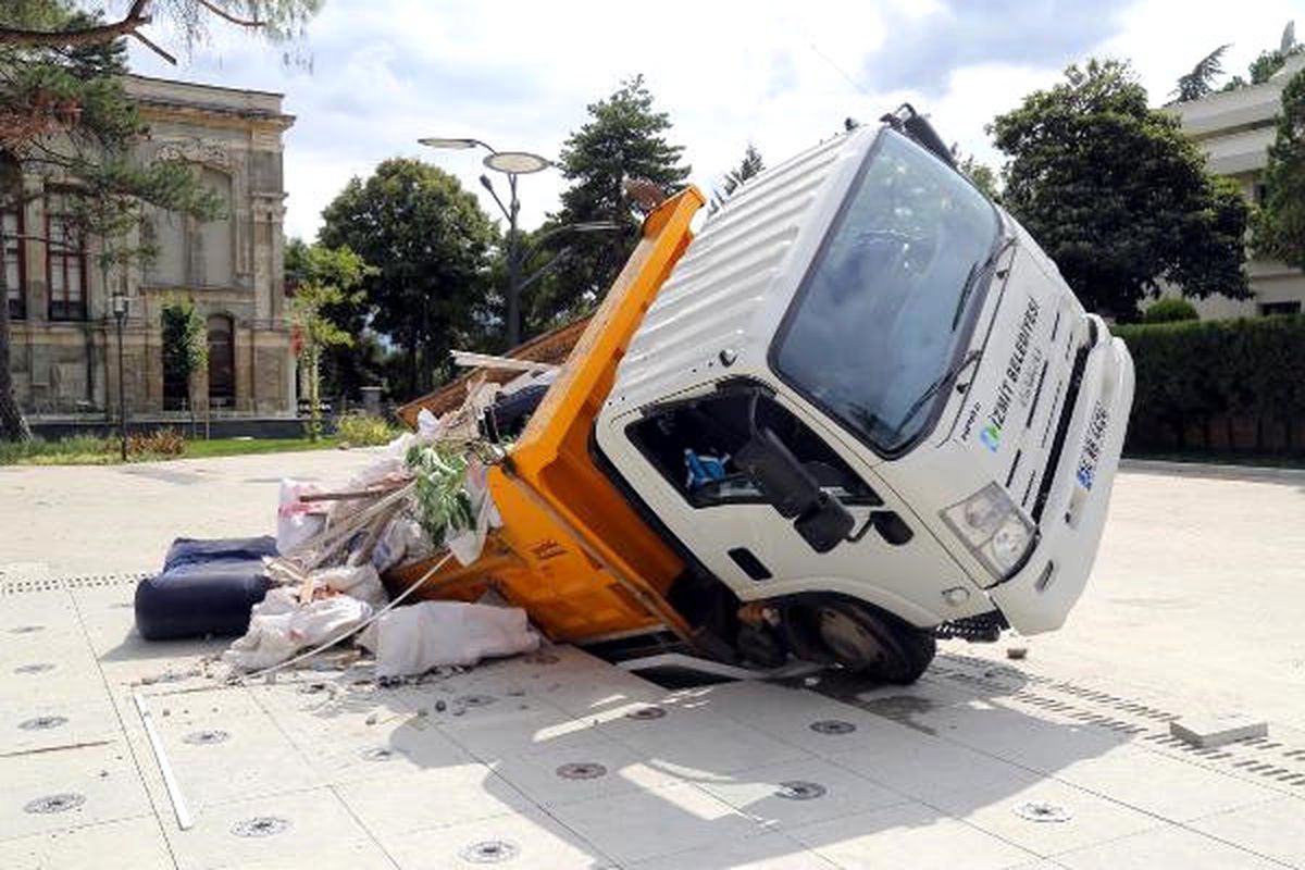 İzmit'te Akılalmaz Kaza! Kamyon, Meydana Gömüldü