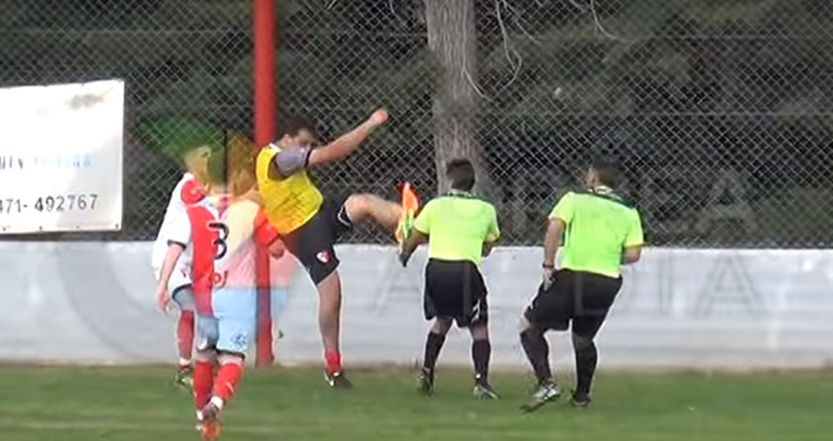 Kararını Beğenmediği Hakeme Tekme Atan Kaleci Gözaltına Alındı