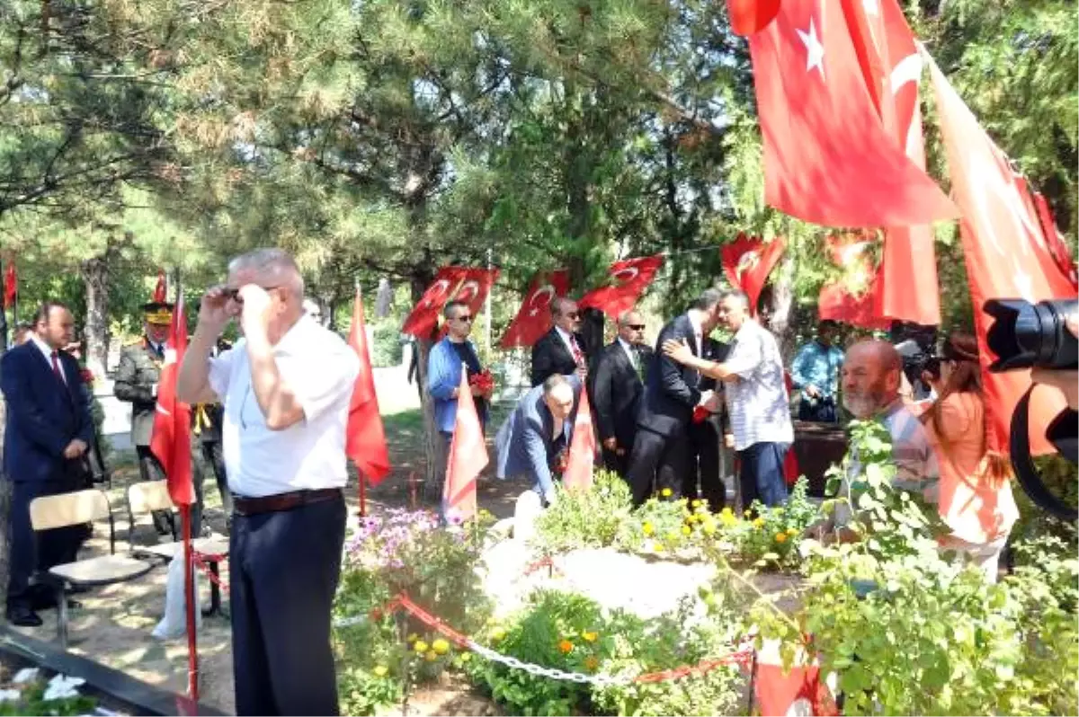 Kırıkkale'de 30 Ağustos Coşkusu, Şehitlikte Duygusal Anlar