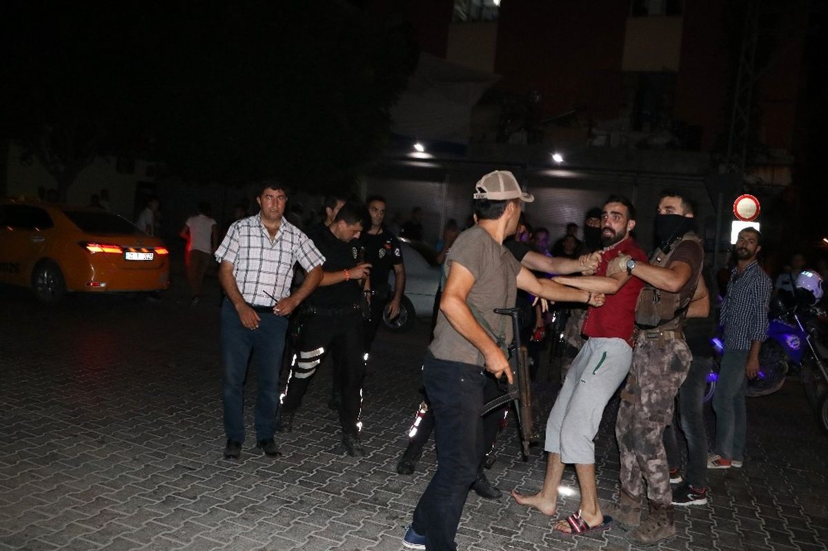 Adana'da Mahalleli ve Suriyeliler Arasında Çıkan Sopalı Bıçaklı Kavgaya Özel Harekat Müdahale Etti