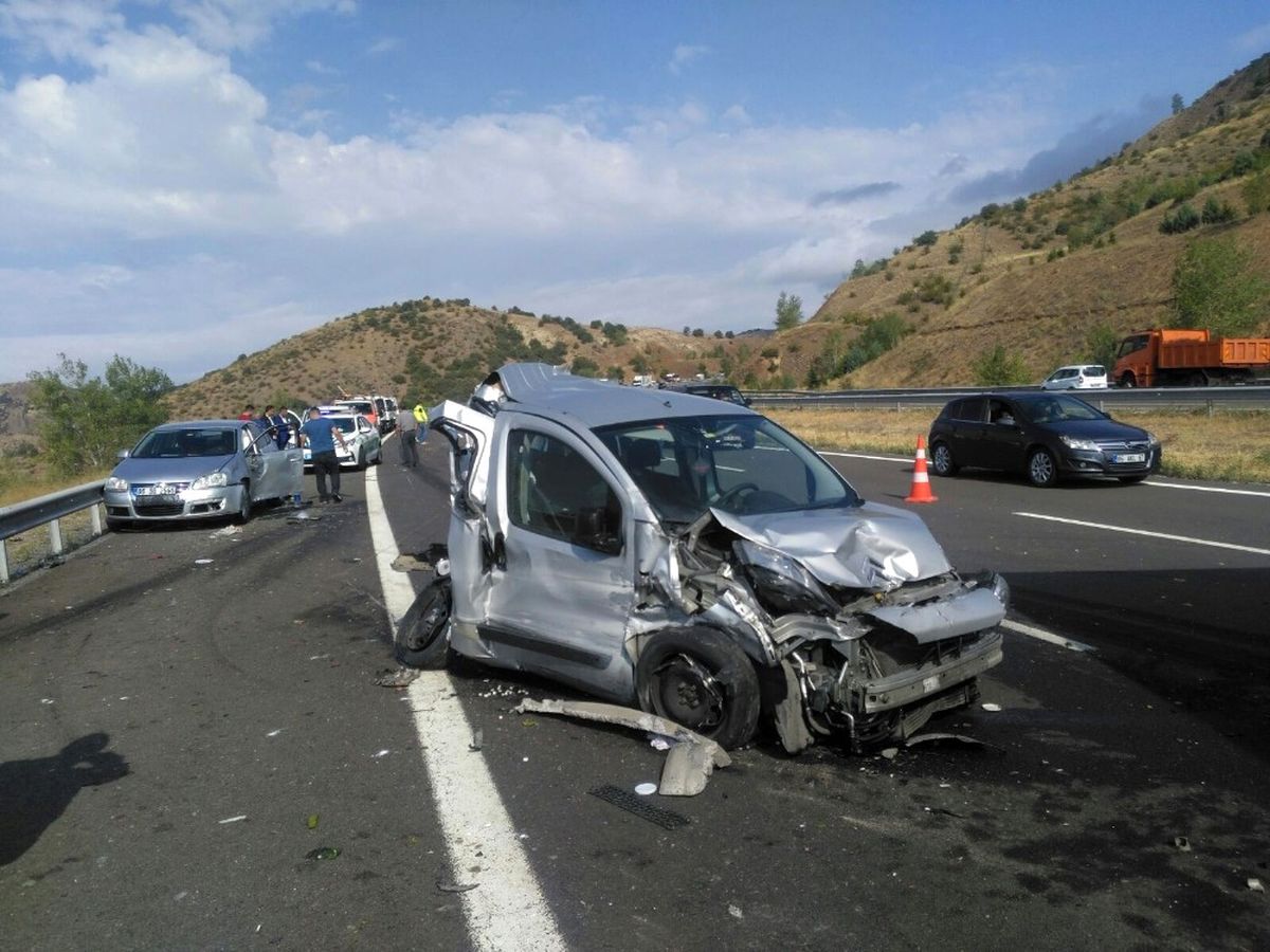 TEM Otoyolunda Feci Kaza: 1 Ölü, 4 Yaralı