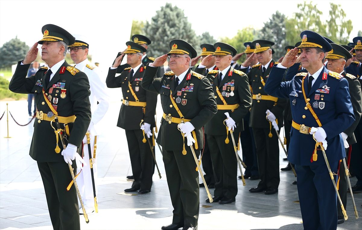 TSK'nın 1 Numarası, Komutanları Alıp Şehitleri Ziyarete Gitti