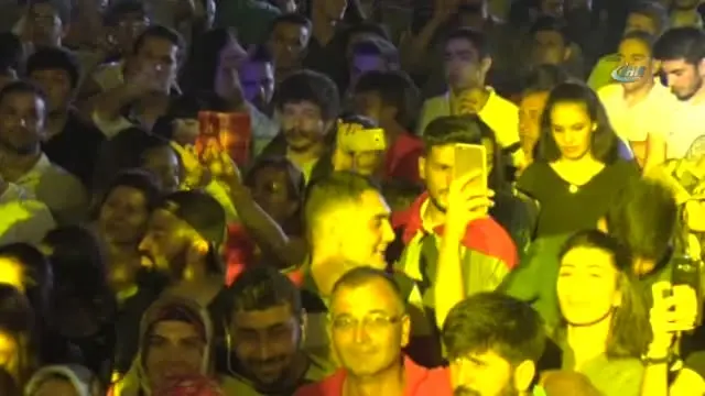 Ağaçlı Konser Sahnesi Hem Kıraç'ın Hem de Görenlerin Takdirini Topladı