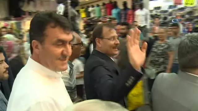 Başbakan Yardımcısı Çavuşoğlu Esnafla Bayramlaştı Başbakan Yardımcısı Çavuşoğlu Esnafla Bayramlaştı