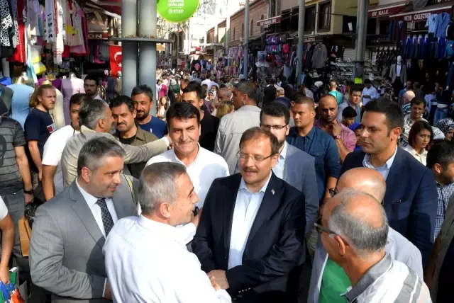 Başbakan Yardımcısı Çavuşoğlu Esnafla Bayramlaştı Başbakan Yardımcısı Çavuşoğlu Esnafla Bayramlaştı