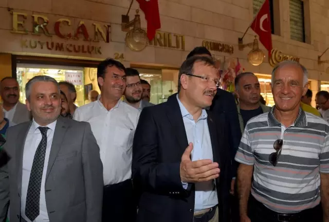 Başbakan Yardımcısı Çavuşoğlu Esnafla Bayramlaştı Başbakan Yardımcısı Çavuşoğlu Esnafla Bayramlaştı