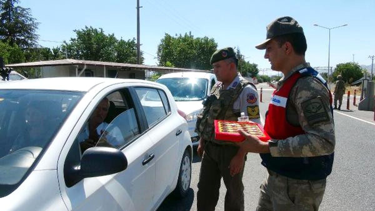 Jandarmanın Çikolata İkram Ettiği Araçlardan 3 Terörist Çıktı