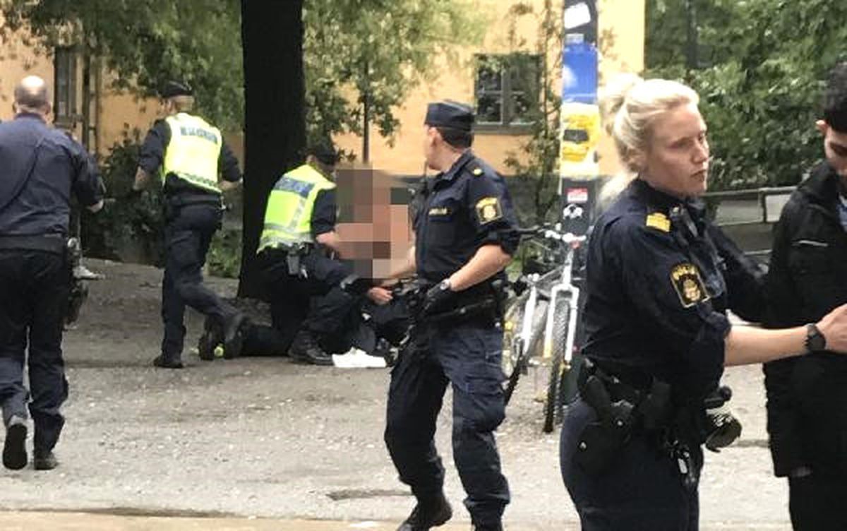 İsveç'te Bıçaklı Saldırı! 1 Polis Yaralandı