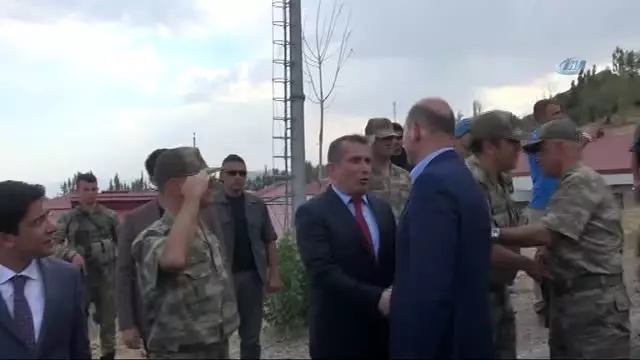 Bakan Soylu Askerlerle Yemek Yedi Bakan Soylu Askerlerle Yemek Yedi