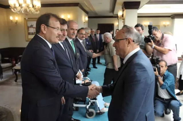 Başbakan Yardımcısı Çavuşoğlu: 'Kimin Yardıma İhtiyacı Varsa Ona Ulaşmaya Çalışıyoruz' Başbakan Yardımcısı Çavuşoğlu: 'Kimin Yardıma İhtiyacı Varsa Ona Ulaşmaya Çalışıyoruz'