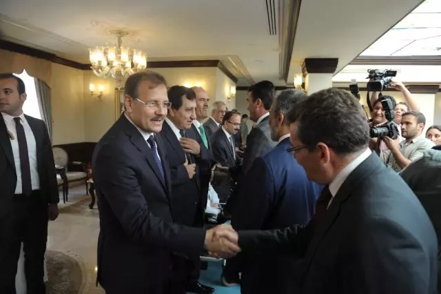 Başbakan Yardımcısı Çavuşoğlu: 'Kimin Yardıma İhtiyacı Varsa Ona Ulaşmaya Çalışıyoruz' Başbakan Yardımcısı Çavuşoğlu: 'Kimin Yardıma İhtiyacı Varsa Ona Ulaşmaya Çalışıyoruz'