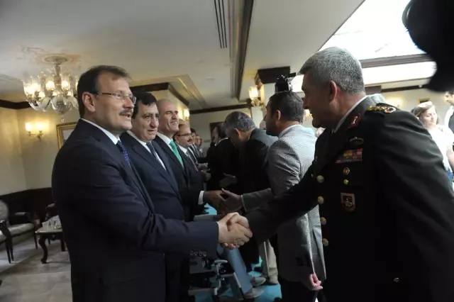 Başbakan Yardımcısı Çavuşoğlu: 'Kimin Yardıma İhtiyacı Varsa Ona Ulaşmaya Çalışıyoruz' Başbakan Yardımcısı Çavuşoğlu: 'Kimin Yardıma İhtiyacı Varsa Ona Ulaşmaya Çalışıyoruz'