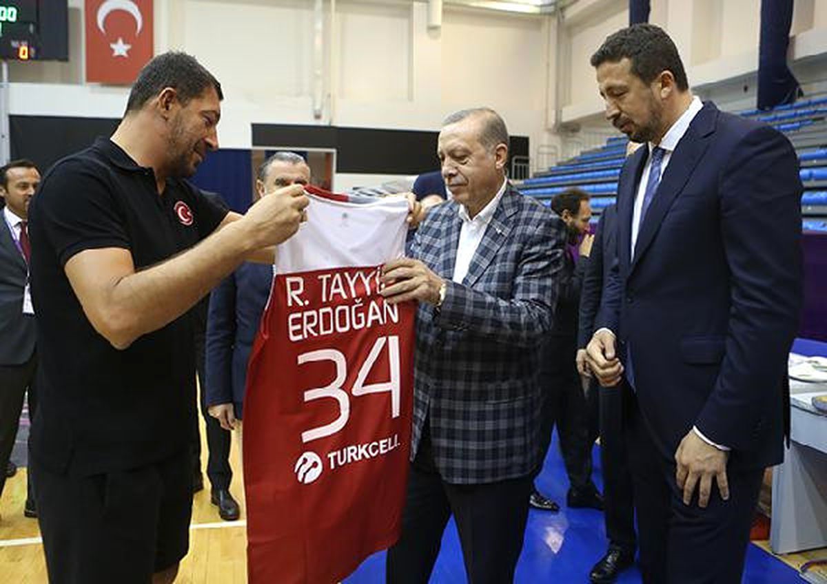 Cumhurbaşkanı Erdoğan'dan Millilere Moral Ziyareti