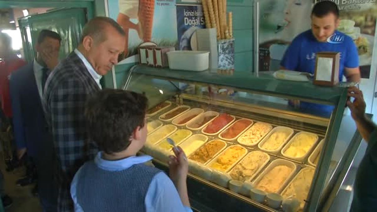 Cumhurbaşkanı Erdoğan, Torununa Dondurma Aldı
