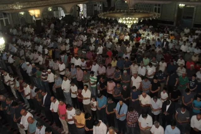 Elazığ'da Bayram Namazında Camiler Doldu Elazığ'da Bayram Namazında Camiler Doldu
