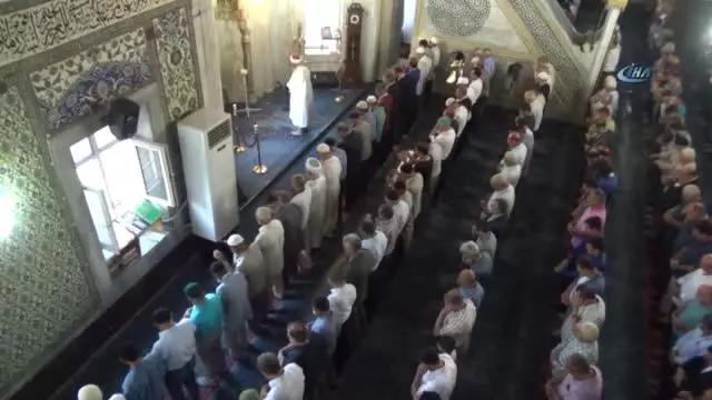 Elazığ'da Bayram Namazında Camiler Doldu