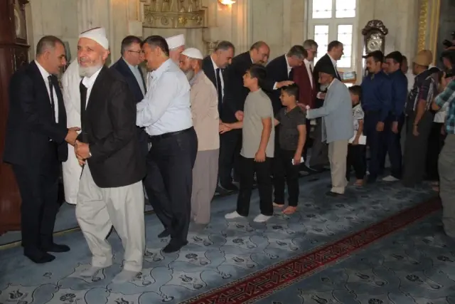 Elazığ'da Bayram Namazında Camiler Doldu Elazığ'da Bayram Namazında Camiler Doldu