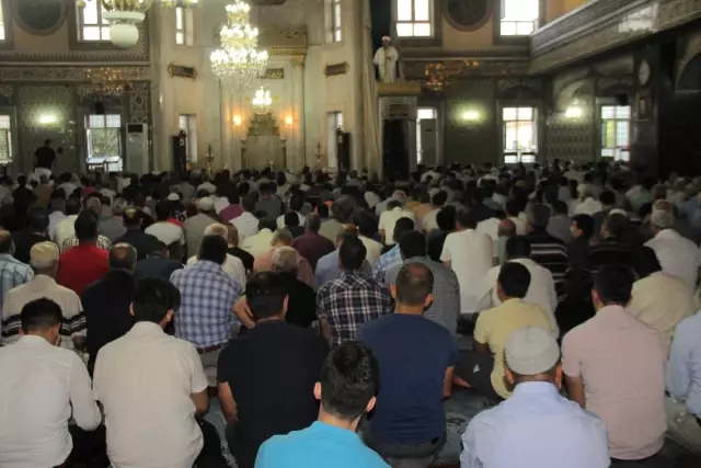 Elazığ'da Bayram Namazında Camiler Doldu Elazığ'da Bayram Namazında Camiler Doldu