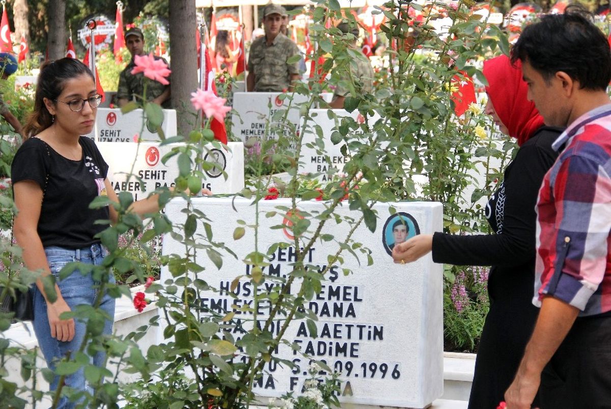 Şehit Babasıyla 21 Yıldır Mezarda Bayramlaşıyor