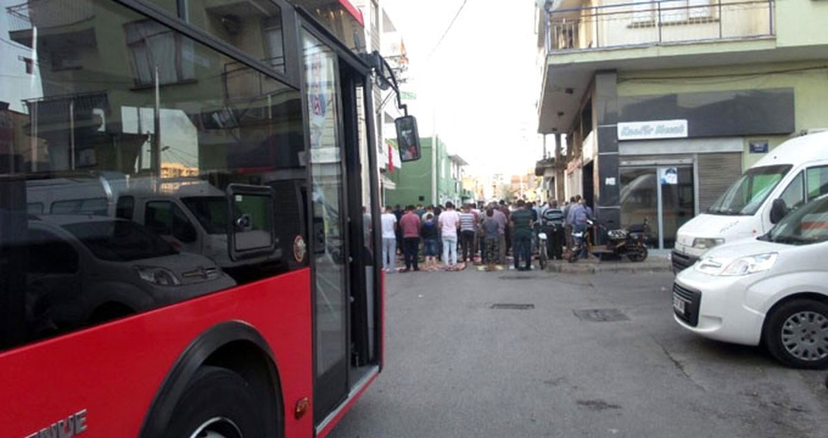 İzmir'de Cemaat Yollara Taşınca Otobüs Şoförü de Namaza Dahil Oldu