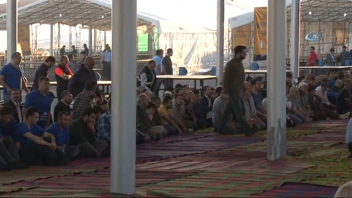 Sultanbeyli Belediyesi Kurban Satış ve Kesim Alanında Vatandaşlara Hizmet Veriyor