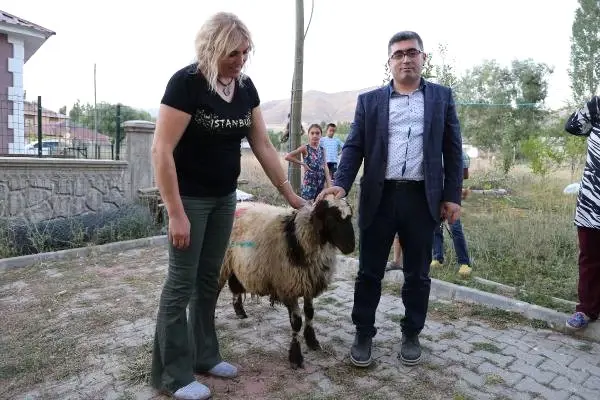 Varto Kaymakamı'ndan Şehit Ailelerine Kurbanlık Koç Varto Kaymakamı'ndan Şehit Ailelerine Kurbanlık Koç