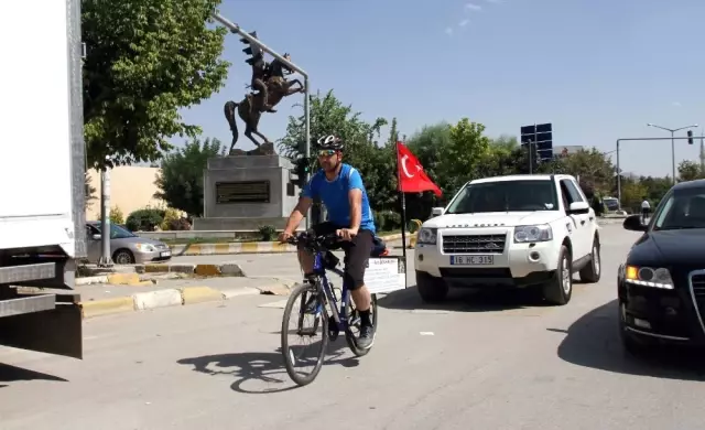 Arakan'daki Müslümanlar İçin Pedal Çevirdi