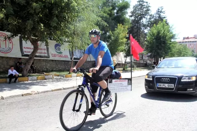 Arakan'daki Müslümanlar İçin Pedal Çevirdi