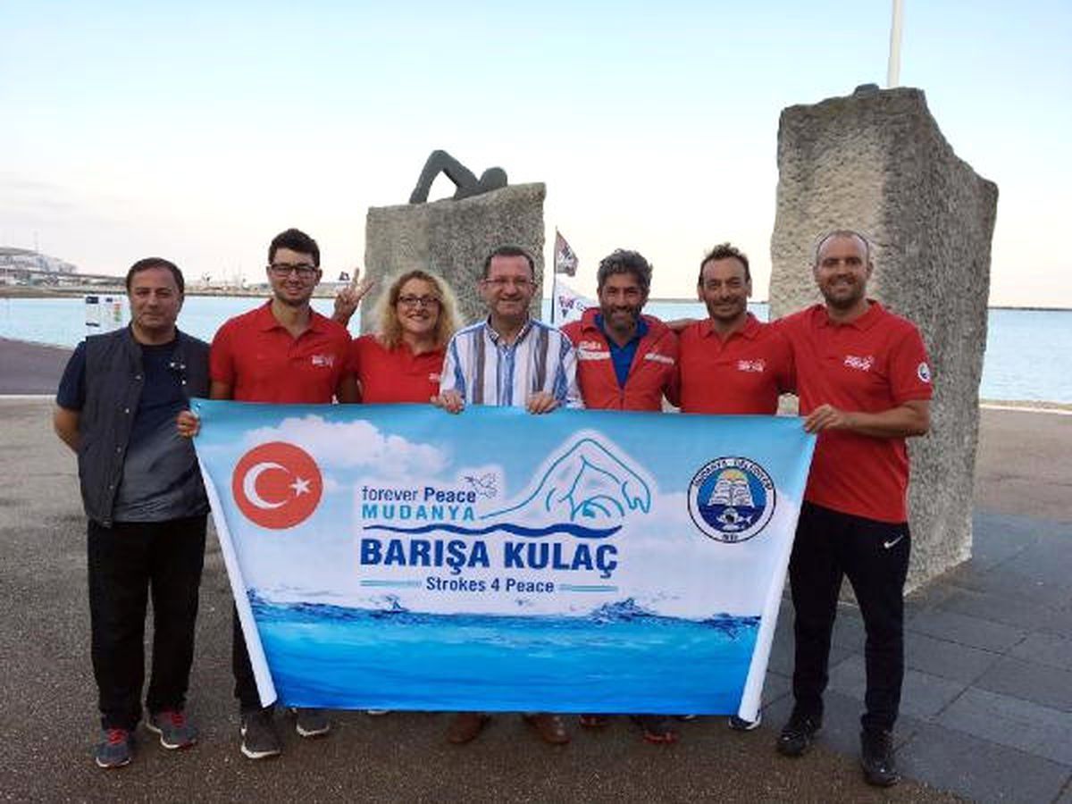 Barış' İçin Manş Denizi'ni Yüzerek Geçtiler