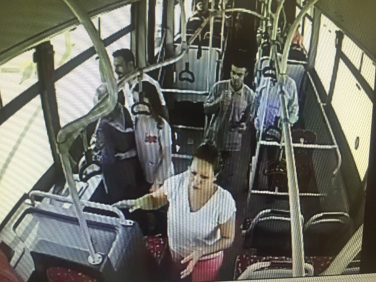 Şoför Durak Dışından Binmek İsteyen Yolcuları Almayınca, 3 Kişi Otobüse Saldırdı